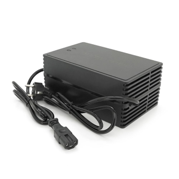 Зарядний пристрій для акумуляторів LiFePo4 60V(73V),20S,8A,650W, індикація, штекер Triangle plug (T-tipe/C13/IEC). 220х122х86mm, 1.5kg